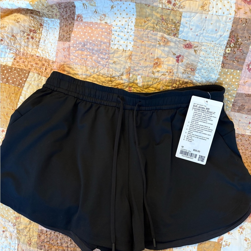 Lululemon soft jersey MR curved hem short 3”